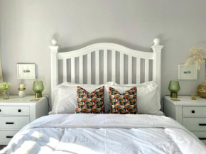 Perfectly Coastal - Central Apartment with Castle Views and minutes to Old Town